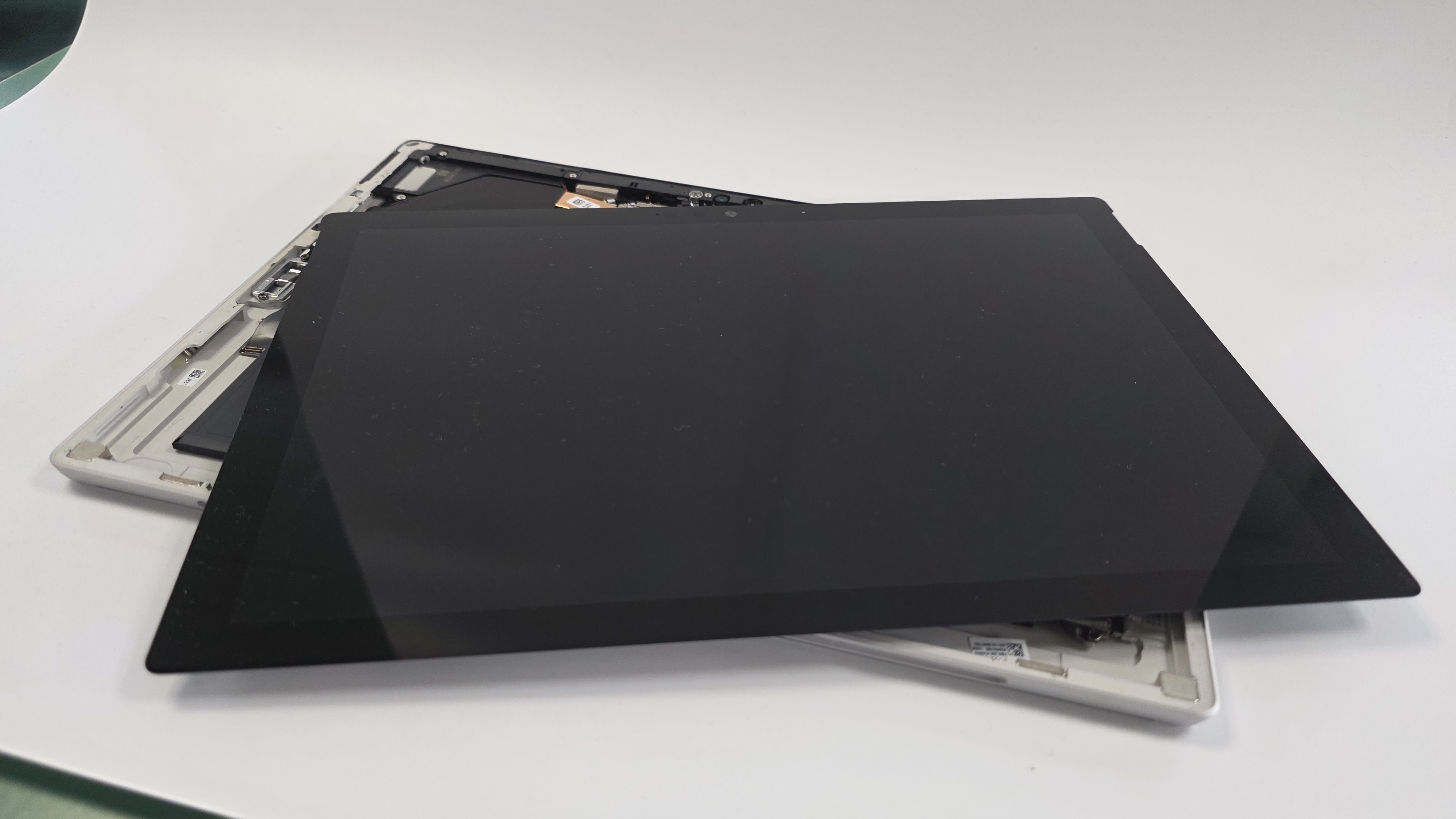 Remplacement d'un bloc écran sur Microsoft Surface Pro dans notre atelier de réparation